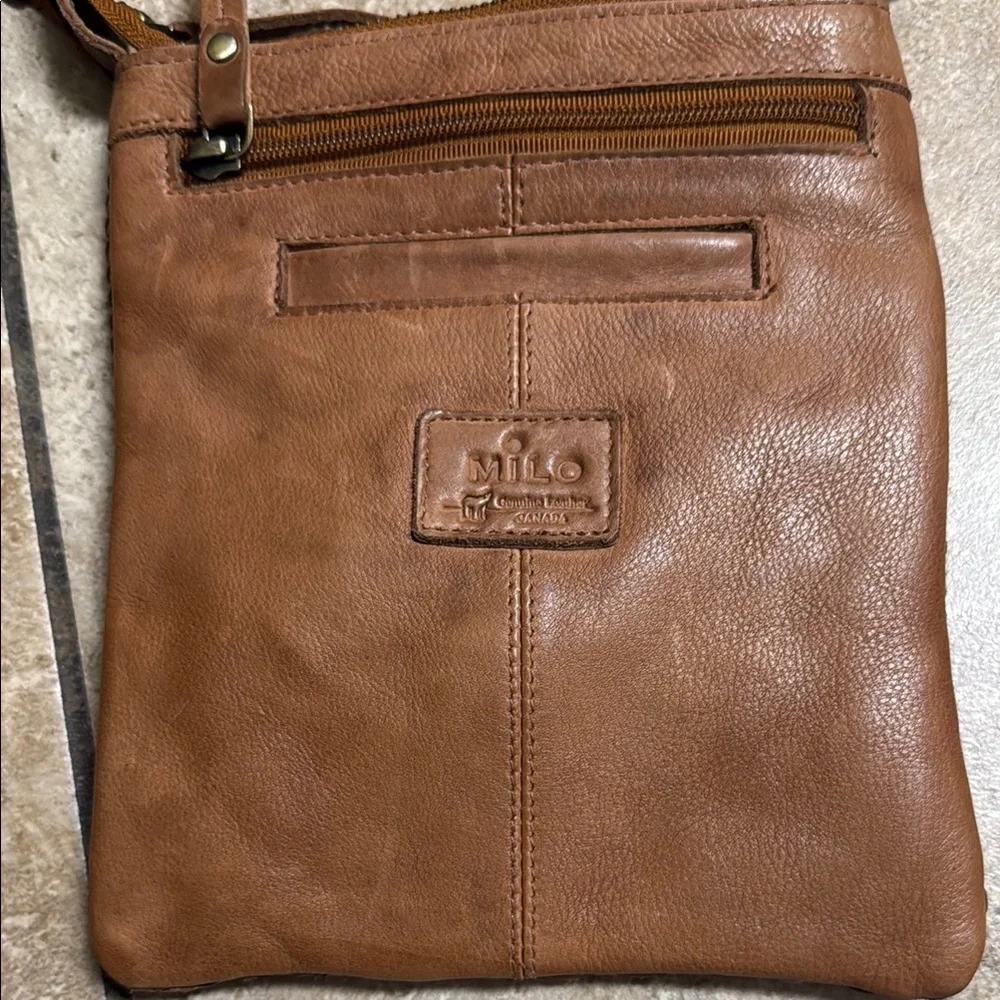 Classic Brown Leather Messenger Bag with Adjustable Strap